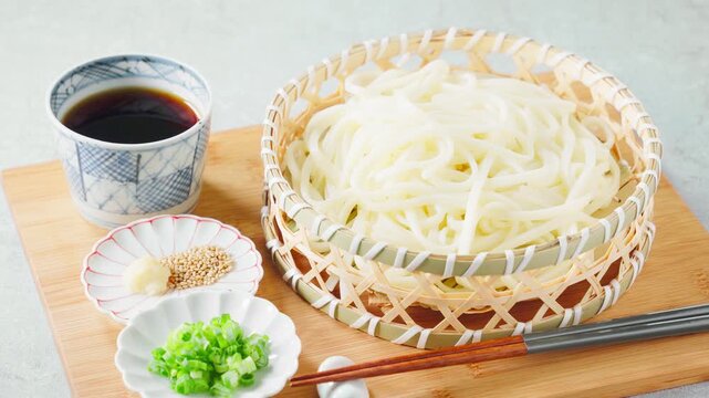 ざるうどん 竹籠に盛った冷たい讃岐うどん