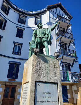  Statue de Juan Sebastian de Elcano,  premier capitaine &agrave; effectuer le tour du monde en 1522. Getaria, Pays basque, Espagne