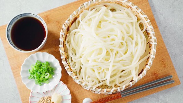 ざるうどん 竹籠に盛った冷たい讃岐うどん