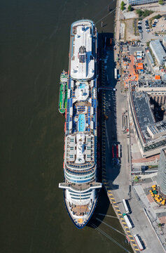 Die Mein Schiff 2 am Cruise Center Hafencity in Hamburg aus der Luft