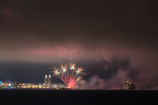 USA, Illinois, Chicago, fireworks at Navy Pier at Lake Michigan