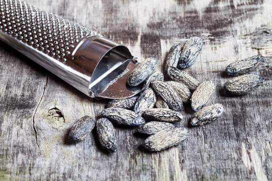 Nutmeg grater and tonka beans