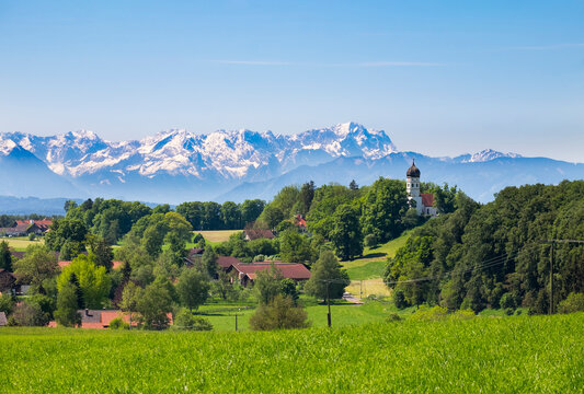 Germany, Bavaria, Upper Bavaria, Fuenfseenland, Alpine foothills, Holzhausen, Wetterstein mountains and Zugspitze