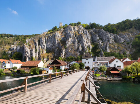 Germany, Bavaria, Essing, bridge over distributary of Altmuehl River with Brucktor and Castle Randeck
