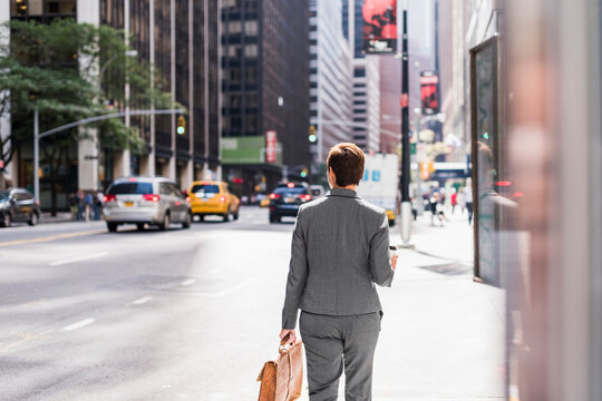 USA, New York City, businesswoman in Manhattan on the go