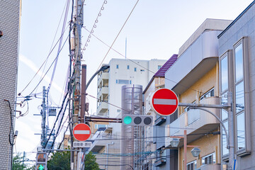 Panneaux de sens interdit et feu vert dans une rue urbaine japonaise © Bambi and Sunny