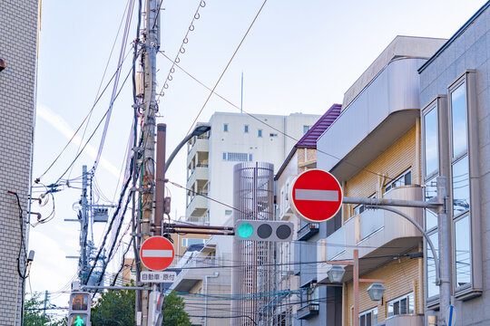 Panneaux de sens interdit et feu vert dans une rue urbaine japonaise