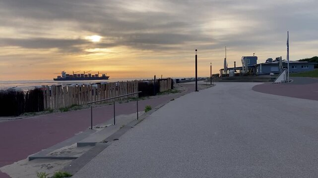 Video Schiff f&auml;hrt in Elbm&uuml;ndung ein im Sonnenaufgang in Cuxhaven an der Nordsee