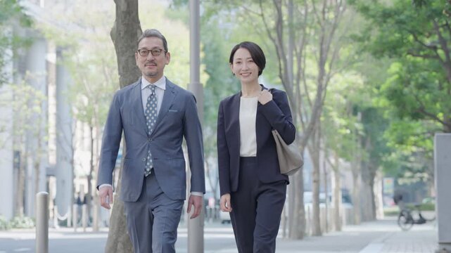 屋外を歩くビジネスマンたち