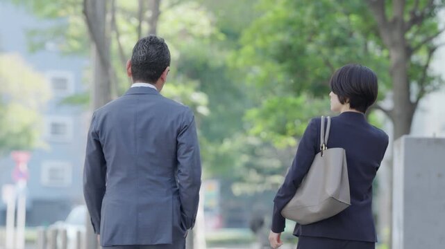 屋外を歩くビジネスマンたち