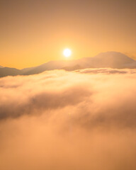 Fototapeta premium Breathtaking Sunrise Above the Clouds Over Mountain Peaks