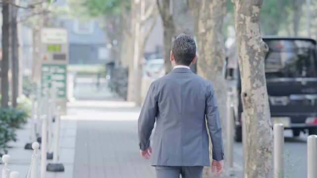 屋外を歩くビジネスマン