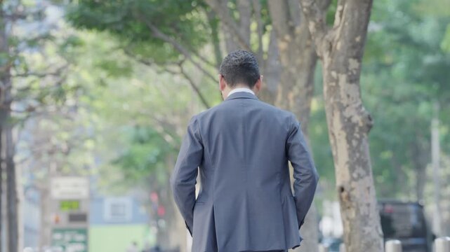 屋外を歩くビジネスマン