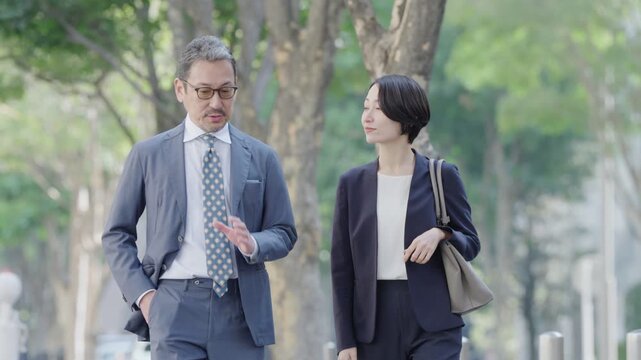 屋外を歩くビジネスマンたち