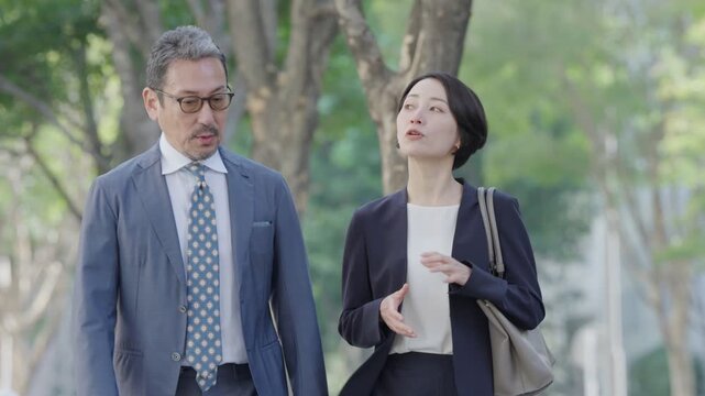 屋外を歩くビジネスマンたち