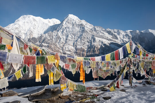 Gefrorene bunte Gebetsfahnen am Aussichtspunkt des Mardi Himal Treks 