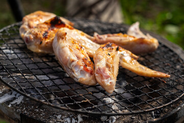 手羽先を炭火で焼く © Nii Koo Nyan
