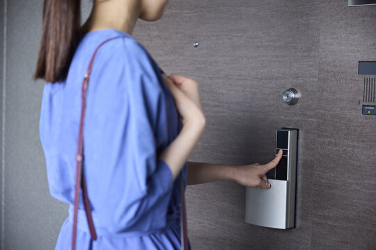 スマートロックを指で操作する女性