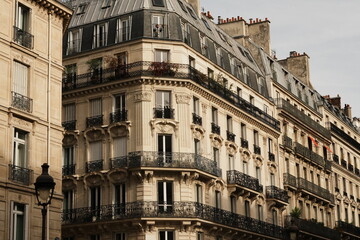 Obraz premium Classic Parisian building facade with wrought iron balconies