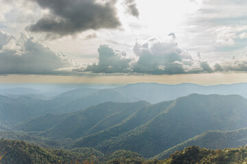 Obraz premium Panoramic View of Mountain Ranges and Dramatic Sky in Kerala