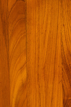 Surface en bois naturel brun avec un veinage marqu&eacute; et r&eacute;gulier, photographi&eacute;e en gros plan et pouvant servir d'arri&egrave;re-plan ou de texture pour diff&eacute;rents projets.