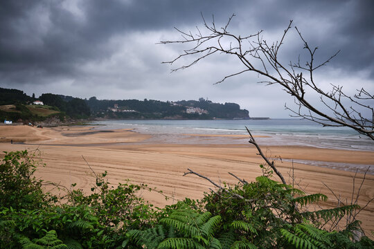 Costa de los dinosaurios en Asturias. Museo del Jur&aacute;sico MUJA, Lastres. Camino de ronda hasta llegar a las huellas de dinoaurio en la playa de la Griega.