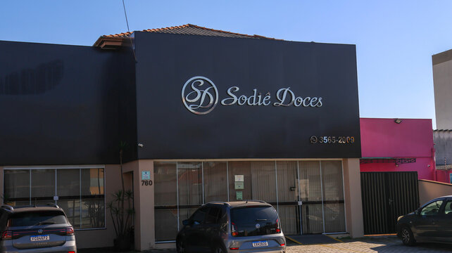 Fachada de unidade da Sodi&ecirc; Doces com identifica&ccedil;&atilde;o da marca e estacionamento diante da loja, fotografada na cidade de S&atilde;o Paulo, SP, Brasil, em 10 de julho de 2026, durante o dia.