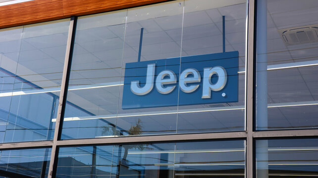 Fachada envidra&ccedil;ada de concession&aacute;ria Jeep com logotipo da marca em destaque, registro de com&eacute;rcio automotivo e urbano em Mogi das Cruzes, S&atilde;o Paulo, Brasil, em 22 de agosto de 2026