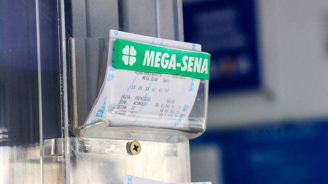 Volantes da Mega Sena expostos em suporte transparente de casa lot&eacute;rica, mostrando formul&aacute;rio utilizado por apostadores na tradicional loteria brasileira. Mogi das Cruzes SP 18 agosto 2026