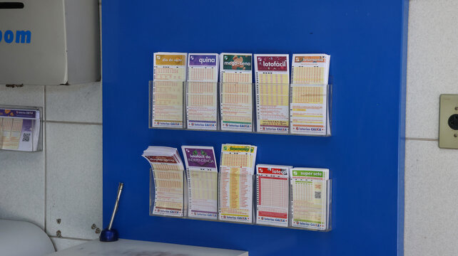 Painel interno de casa lot&eacute;rica com diversos volantes e formul&aacute;rios de apostas organizados para clientes, fotografado na cidade de S&atilde;o Paulo, SP, Brasil, em 10 de julho de 2026, durante o dia.