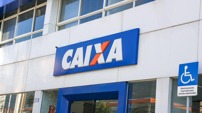 Fachada de ag&ecirc;ncia da Caixa Econ&ocirc;mica Federal com logotipo, entrada, vitrine e grades de prote&ccedil;&atilde;o, mostrando a estrutura de atendimento banc&aacute;rio aos clientes. Mogi das Cruzes SP 10 Agosto 26