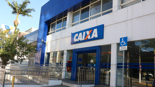 Fachada de ag&ecirc;ncia da Caixa Econ&ocirc;mica Federal com entrada acess&iacute;vel, identidade visual azul e estrutura banc&aacute;ria urbana, fotografada em S&atilde;o Paulo, SP, Brasil, em 10 de julho de 2026