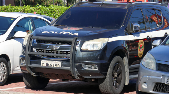Viatura da Pol&iacute;cia Civil de S&atilde;o Paulo estacionada entre outros ve&iacute;culos, com bras&atilde;o oficial e identifica&ccedil;&atilde;o policial vis&iacute;veis, fotografada em S&atilde;o Paulo, SP, Brasil, em 10 de julho de 2026