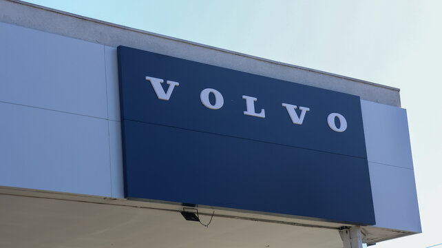 Fachada de concession&aacute;ria Volvo com logotipo da fabricante sueca em destaque sobre painel azul, registrada em &aacute;rea comercial urbana sob c&eacute;u claro. Mogi das Cruzes SP 18 agosto 2026