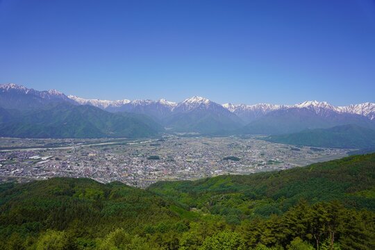 北アルプス　鷹狩山から望む残雪の北アルプス 新緑　大町市街
