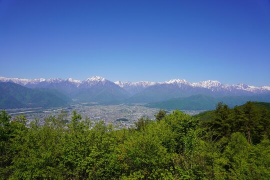 北アルプス　鷹狩山から望む残雪の北アルプス 仁科三山　爺ヶ岳、鹿島槍ヶ岳、五竜岳	