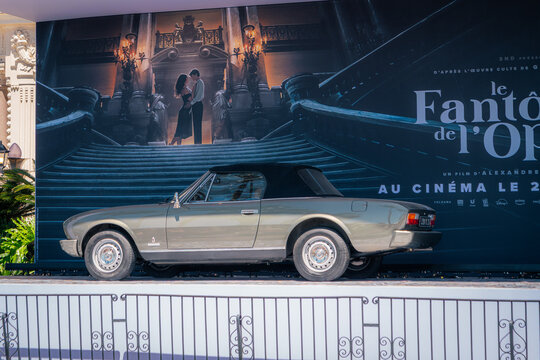 Voiture classique devant affiche Le Fant&ocirc;me de l'Op&eacute;ra Cannes