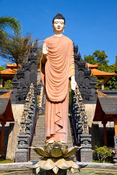 Stehender Buddha