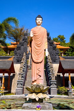 Stehender Buddha