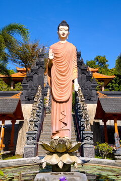 Stehender Buddha