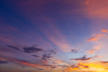Fototapeta premium Vibrant Sunset Sky with Dramatic Purple and Orange Clouds,A stunning and vibrant sunset sky, featuring a beautiful blend of deep purple, blue, and fiery orange clouds. The dramatic cloud formations.