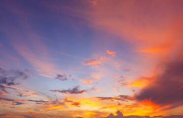 Fototapeta premium Vibrant Sunset Sky with Dramatic Purple and Orange Clouds,A stunning and vibrant sunset sky, featuring a beautiful blend of deep purple, blue, and fiery orange clouds. The dramatic cloud formations.