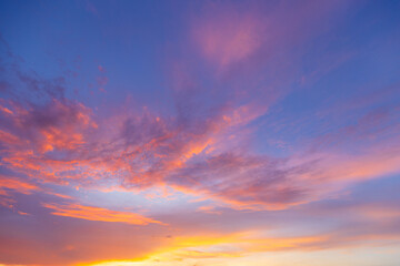 Fototapeta premium Vibrant Sunset Sky with Dramatic Purple and Orange Clouds,A stunning and vibrant sunset sky, featuring a beautiful blend of deep purple, blue, and fiery orange clouds. The dramatic cloud formations.
