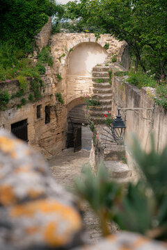Ruelle m&eacute;di&eacute;vale aux Baux-de-Provence avec arche en pierre