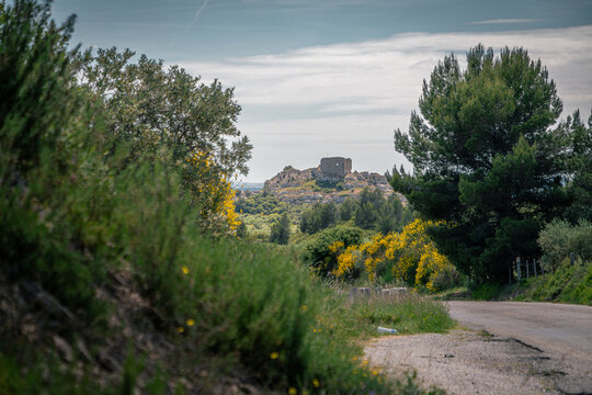 Ruine m&eacute;di&eacute;vale sur colline pr&egrave;s d'Aureilles, H&eacute;rault