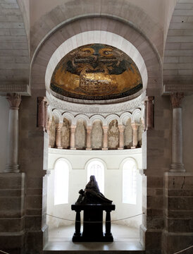 L&rsquo;Oratoire carolingien de Germigny des Pr&eacute;s, une des plus anciennes &eacute;glises de France, datant du IXe avec sa mosa&iuml;que d'inspiration byzantine, &oelig;uvre de Th&eacute;odulfe, conseiller de Charlemagne.