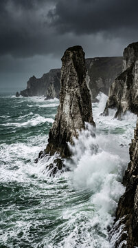 Falaises rocheuses et vagues d&eacute;cha&icirc;n&eacute;es sous un ciel d&rsquo;orage
