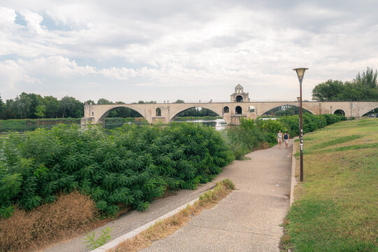 Pont Saint-B&eacute;n&eacute;zet et promenade au bord du Rh&ocirc;ne &agrave; Avignon