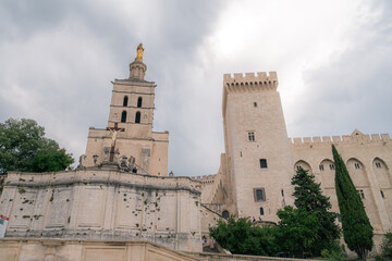 Obraz premium Palais des Papes et cathédrale d'Avignon sous ciel nuageux