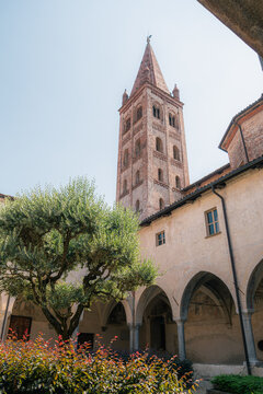 Clocher en brique et clo&icirc;tre gothique de l'&eacute;glise Saint-Jean &agrave; Saluzzo
